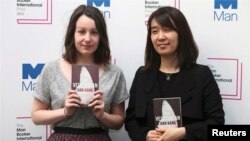 La romancière sud-coréenne Han Kang et la traductrice Deborah Smith (G) à Londres, en Grande-Bretagne, le 15 mai 2016. (Photo REUTERS/Neil Hall) 