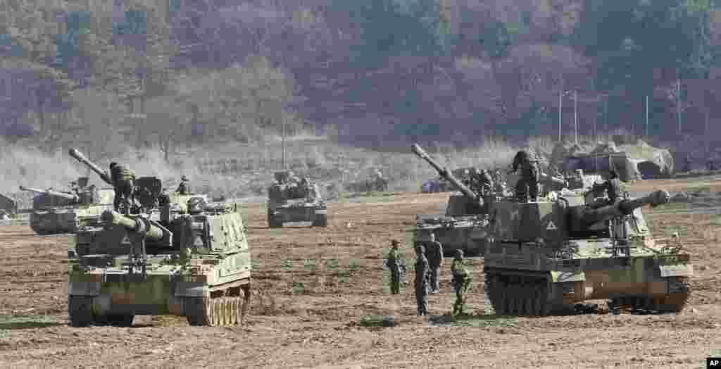 South Korean Army soldiers work on their K-9 self-propelled artillery vehicles during an exercise near the border village of Panmunjom in Paju, South Korea, March 11, 2013. 