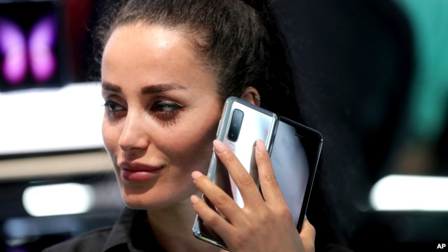 韩国三星公司2019年9月在德国首都柏林举行的科技展览会上推出新型5G手机。