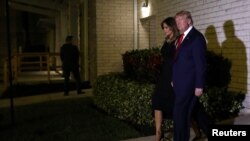 Президент США Дональд Трамп з дружиною Меланією виходять із церкви