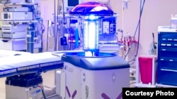 El robot de la compañía Xenex puede desinfectar un cuarto de hospital en 5 minutos, destruyendo bacterias incluida la del Ébola.