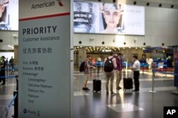 지난 7월 중국 베이징 수도 국제공항의 아메리칸 탑승 수속 카운터 주위에 여행객들이 모여있다.
