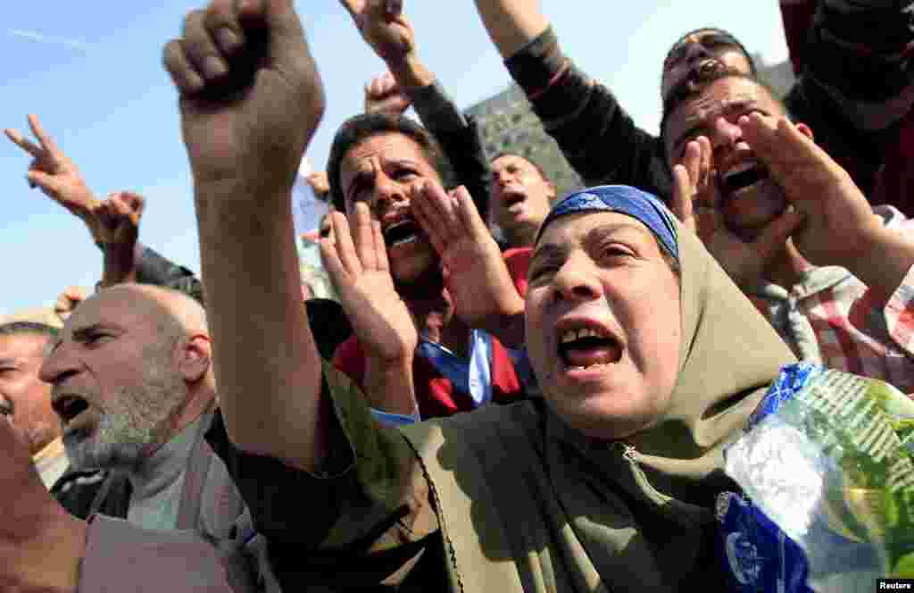 Protesters chant anti-government slogans in Tahrir Square in Cairo, Egypt, November 30, 2012. 