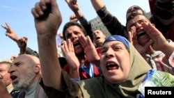 Người biểu tình xuống đường chống chính phủ tại Quảng trường Tahrir ở Cairo, ngày 30/11/2012. 