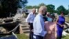 Predsednik Džo Bajden obilazi opštinu Menvil u Nju Džersiju koja je teško pogođena u nevremenu posle uragana Ajda, 7. septembra 2021.