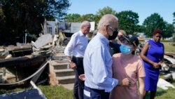Prezidan Joe Biden pale ak sitwayen nan yon katye kote lap enspekte dega Ouragan Ida koze nan Manville, New Jerze, 7 Sept. 2021.