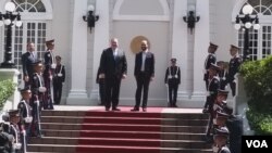 Le président du Salvador, Nayib Bukele, et le secrétaire d'État américain, Mike Pompeo. 21 juillet 2019. Photo: Enrique López - VOA.
