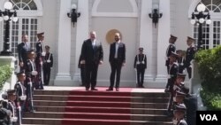 Le président du Salvador, Nayib Bukele, et le secrétaire d'État américain, Mike Pompeo. 21 juillet 2019. Photo: Enrique López - VOA.