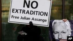 El fundador de WikiLeaks Julian Assange compareció brevemente el lunes en un tribunal británico, tratando de evitar su extradición a Estados Unidos donde está acusado de espionaje. Foto, AP.