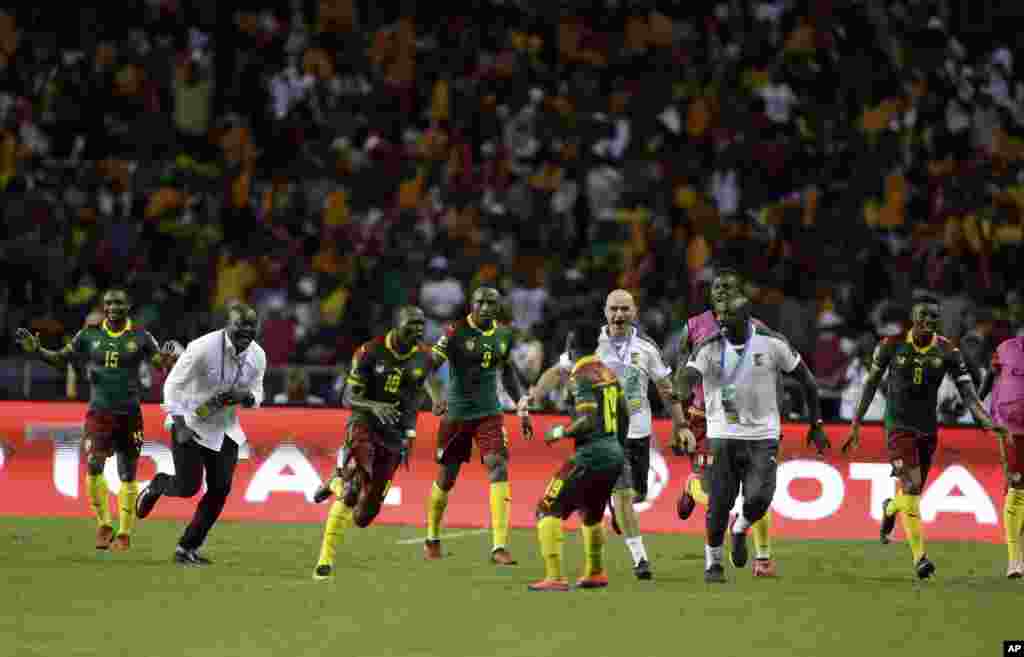Os jogadores camaroneses celebram depois de Vincent Aboubakar, terceiro à esquerda, ter marcado o segundo golo da equipa. A final do CAN 2017 foi entre os Camarões e o Egipto no Estádio da Amizade em Libreville, Gabão, Domingo, Feb. 5, 2017. Os Camarões ganharam por 2-1.
