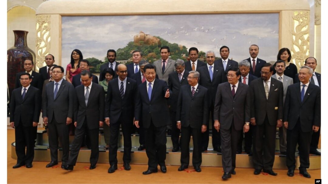 2014年10月24日中国国家主席习近平(中)参加亚洲基础设施投资银行签字仪式