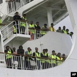 Des Bengalis évacués de Libye, sur un ferry dans le port de Souda en Crète