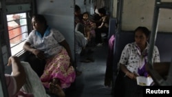 印度停電火車被迫停駛﹐乘客被困車上