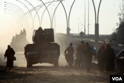 Families are on the move in Iraq-controlled Mosul, with some fleeing and others going home as soldiers battle the last IS strongholds in the eastern part of the city, Jan. 23, 2017. (H. Murdock/VOA)