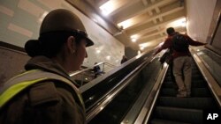 Policías chilenos vigilan una estación del metro de Santiago. Tres sospechosos han sido detenidos en relación con el atentado del 8 de septiembre.