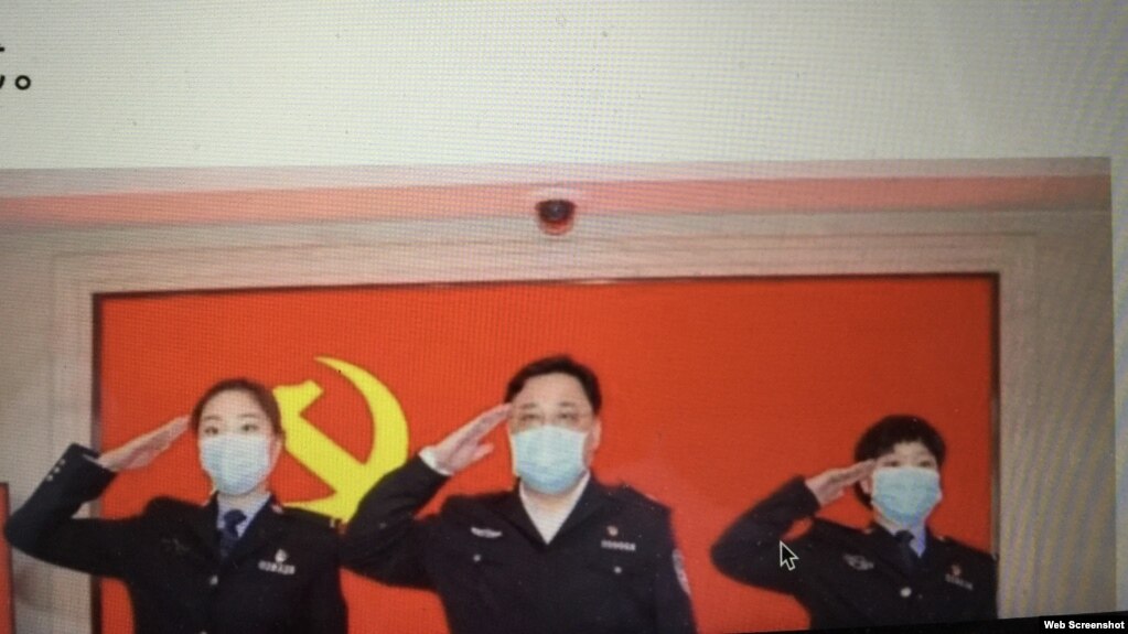 中国公安部副部长孙力军与火线入党的武汉抗疫一线女警察 （美国之音叶兵拍摄推特截图）(photo:VOA)