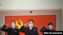 中国公安部副部长孙力军与火线入党的武汉抗疫一线女警察 （美国之音叶兵拍摄推特截图）