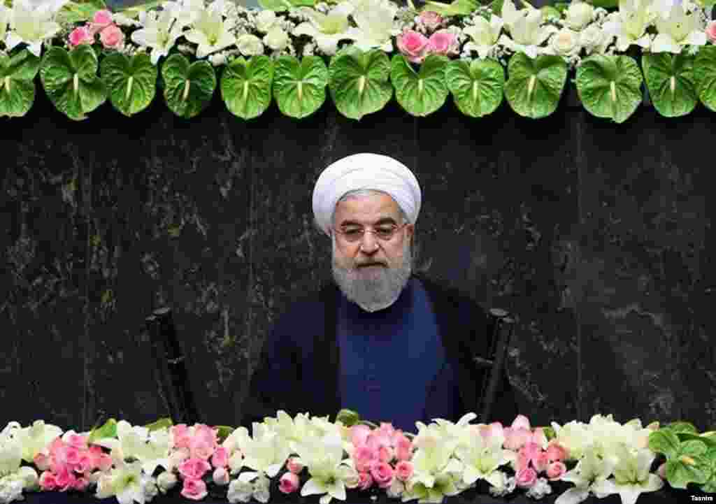 حسن روحانی در حالی دومین دوره ریاست جمهوری را با مراسم سوگند امروز آغاز کرد که نگرانی غرب درباره آزمایش موشکی توسط ایران جدی است.