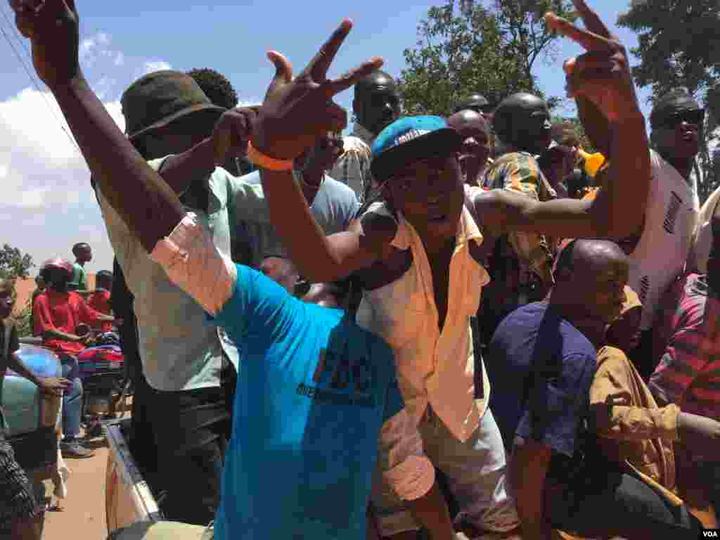 A group of Kizza Besigye supporters in Kisaasi, a suburb of Kampala, Uganda, Feb. 16, 2016. (Photo: J. Craig / VOA) 