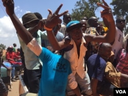 A group of Kizza Besigye supporters in Kisaasi, a suburb of Kampala, Uganda, Feb. 16, 2016. (Photo: J. Craig / VOA)