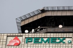 Logo Perusahaan Minyak Meksiko, Pemex, di kantor pusatnya di Mexico City, 12 Maret 2020. (Foto: dok).