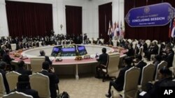 ASEAN delegation members attend the concluding session at the 20th ASEAN Summit at the Peace Palace in Phnom Penh, Cambodia, Wednesday, April 4, 2012. (AP Photo/Heng Sinith)