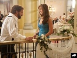 Left to Right: Paul Giamatti as Barney and Rosamund Pike as Miriam