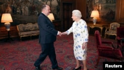 Britain's Queen Elizabeth meets with Scotland's First Minister Alex Salmond at the Palace of Holyroodhouse in Edinburgh, Scotland July 1, 2014. 