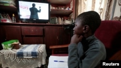 دنیا کے کئی ملکوں میں کرونا وبا کی وجہ سے ٹی وی اور انٹرنیٹ پر تعلیم دی جا رہی ہے۔ (فائل فوٹو)