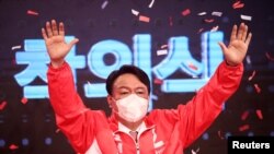 5일 한국 제1 야당 국민의힘 대선 후보로 확정된 윤석열 전 검찰총장이 두손 들어 인사하고 있다.