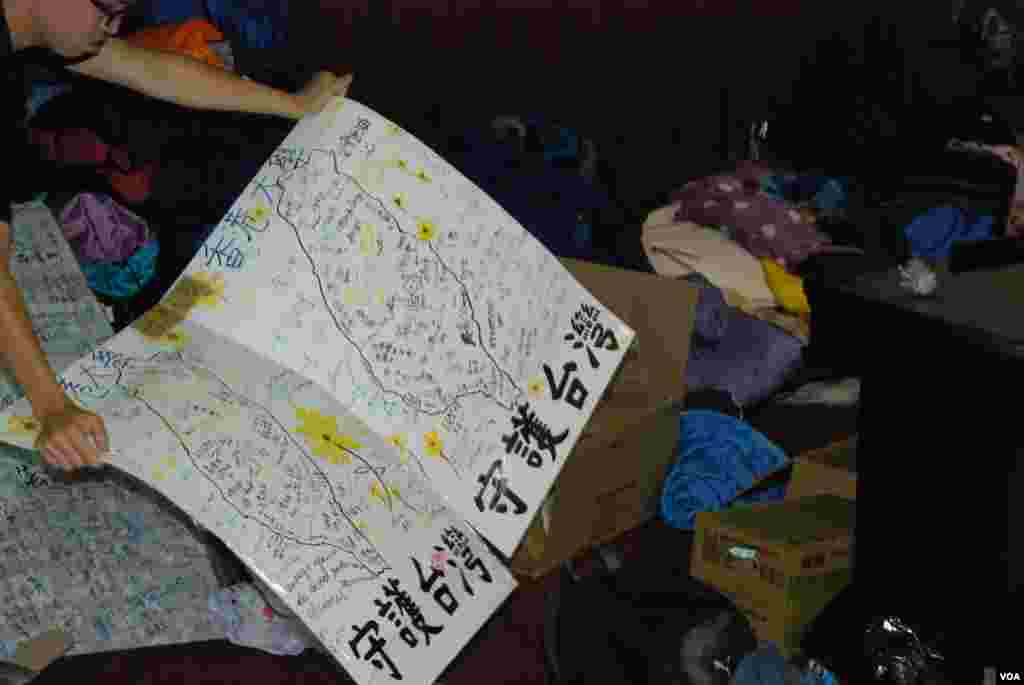 台灣佔領立法院的學生在撤出前，收拾香港多間大專院校學生簽名支持台灣太陽花學運的大型紙板