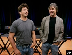 2008年9月2日，谷歌公司联合创始人谢尔盖·布林（Sergey Brin）和拉里·佩奇（右，Larry Page）在加利福尼亚州山景市（Mountain View）的谷歌总部的一次会议上讲话。 像许多初创公司一样，据报道谷歌起家于一个车库。