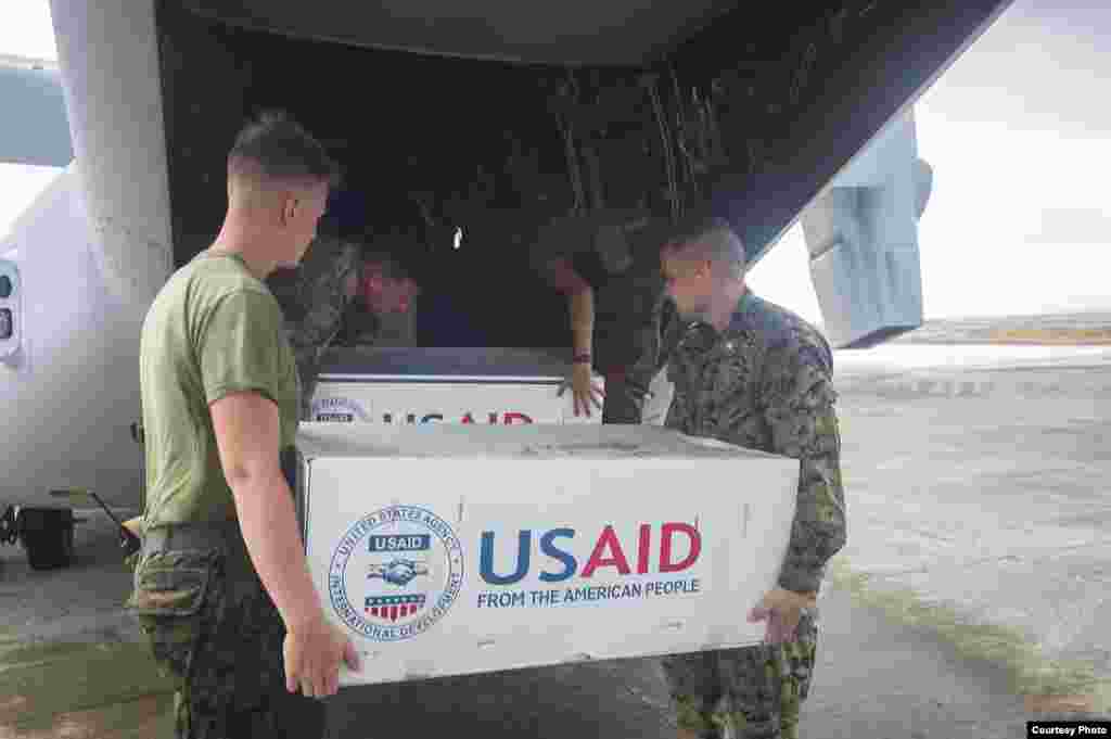 Marines and U.S. Army Soldiers load supplies onto an MV-22 Osprey, Tacloban, Philippines, Nov. 14, 2013.(U.S. Navy)
