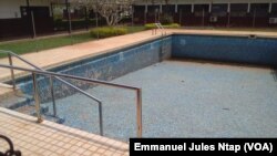 A l'image du centre, la piscine de rééducation des malades est sans eau, à Yaoundé, le 13 mars 2017. (VOA/Emmanuel Jules Ntap)