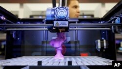 Трехмерный принтер компании MakerBot на Международной выставке бытовой электроники в Лас-Вегасе. 10 марта 2013 г.