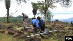 Para peneliti sedang melakukan serangkaian analisis dan penelitian Situs Gunung Padang, di Cianjur, Jawa Barat (foto: VOA/R. Teja Wulan).