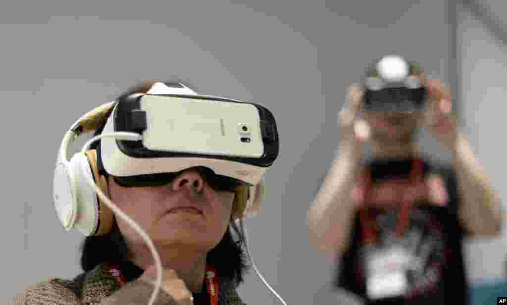 A woman uses Samsung Gear vr during the Mobile World Congress, the world's largest mobile phone trade show in Barcelona, Spain, Monday, March 2, 2015. (AP Photo/Manu Fernandez)