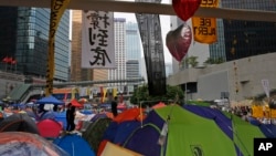 10月26日，仍然有大批香港佔中示威者在金鐘政府總部外架設帳篷。