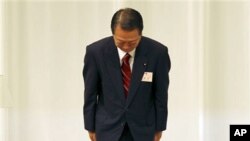 Democratic Party of Japan senior lawmaker and candidate of the party president Ichiro Ozawa bows to the audience after he lost the election at the party convention in Tokyo, 14 Sept. 2010.