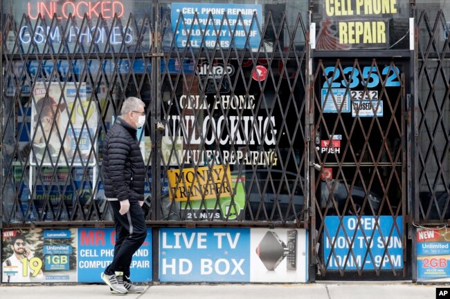 Chicago'da Corona salgını nedeniyle kepenklerini kapatan bir dükkan