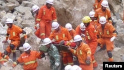 Tim SAR berupaya menyelamatkan korban yang terluka akibat gempa bumi di propinsi Yunnan (31/8). 