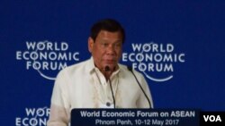Presiden Filipina, Rodrigo Duterte, saat memberikan sambutan dalam pembukaan Forum Ekonomi Dunia di Phnom Penh, 11 Mei 2017. (Hean Socheata/ VOA Khmer