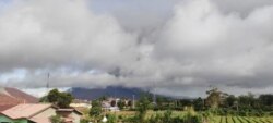 Puncak Gunung Sinabung di Kabupaten Karo, Sumatra Utara, tertutup awan usai mengalami erupsi tiga kali, Kamis, 13 Agustus 2020. (Foto: Pos Pemantau Gunung Sinabung)