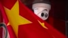 北京一家商店外海康威视摄像头旁的中国国旗。（2019年10月8日）