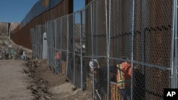 지난 1월 미국 뉴멕시코주 선랜드에서 멕시코와의 국경 장벽을 보수하고 있다. (자료사진)