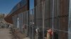 工人在新墨西哥州美国-墨西哥边境加高边境隔离栏（2017年1月25日）