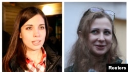 ရုရှားတီးဝိုင်း Pussy Riot အဖွဲ့ဝင် Nadezhda Tolokonnikova (ဝဲ) နဲ့ Maria Alyokhina (ယာ) (ဒီဇင်ဘာ ၂၃၊ ၂၀၁၃)