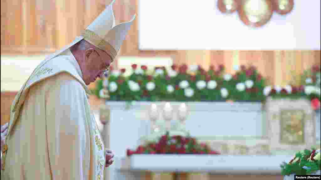 Papa Francis akiendesha ibada katika Kanisa la Chaldean la &nbsp;&quot;Mtakatifu Joseph&quot;