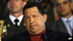 El presidente venezolano Hugo Chávez pone atención a una pregunta durante una conferencia de prensa improvisada con los periodistas extranjeros en el Palacio de Miraflores.