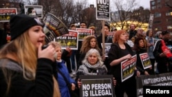 Para aktivis imigrasi dan pendukung DACA melakukan unjuk rasa memrotes kebijakan imigrasi pemerintahan Trump dalam demonstrasi di Manhattan, New York 1 Maret 2018 lalu. 
